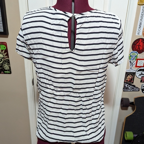 Sleeveless black stripe top with keyhole back - Picture 2 of 3